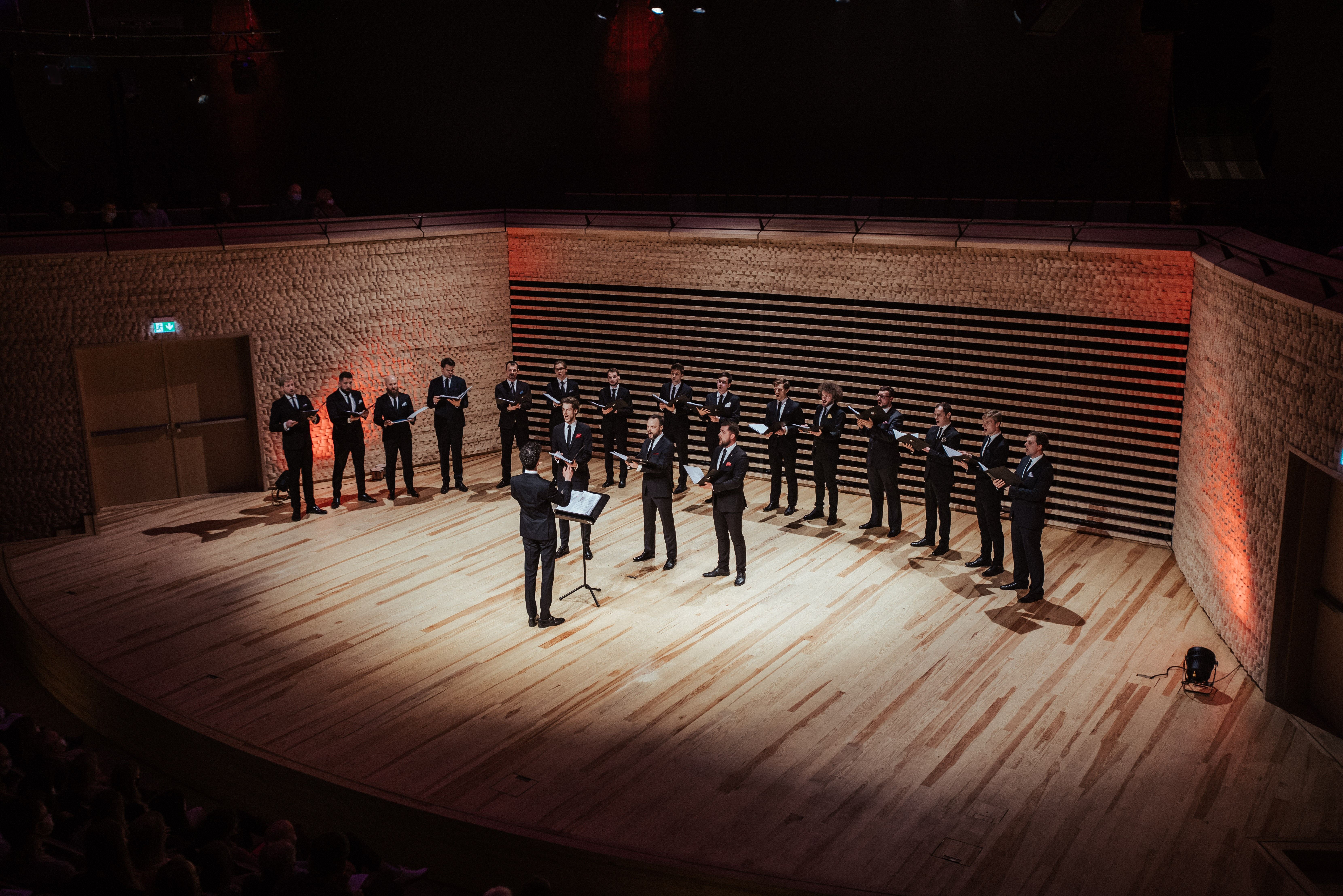 Archikatedralny Chór Męski Cantores Minores na scenie podczas koncertu