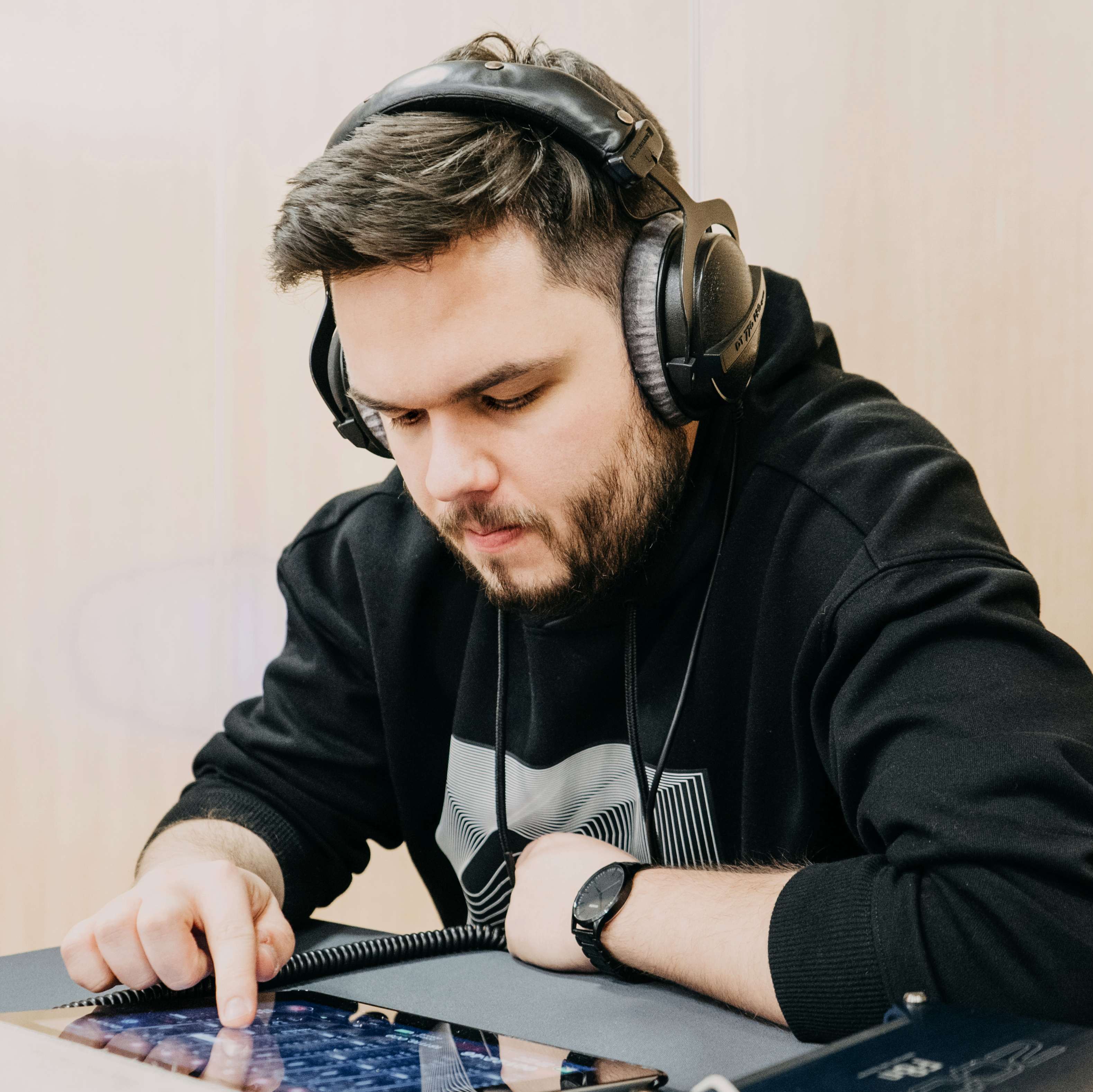 Reżyser dźwięku Wojciech Kuc w słuchawkach przy konsoli dźwiękowej