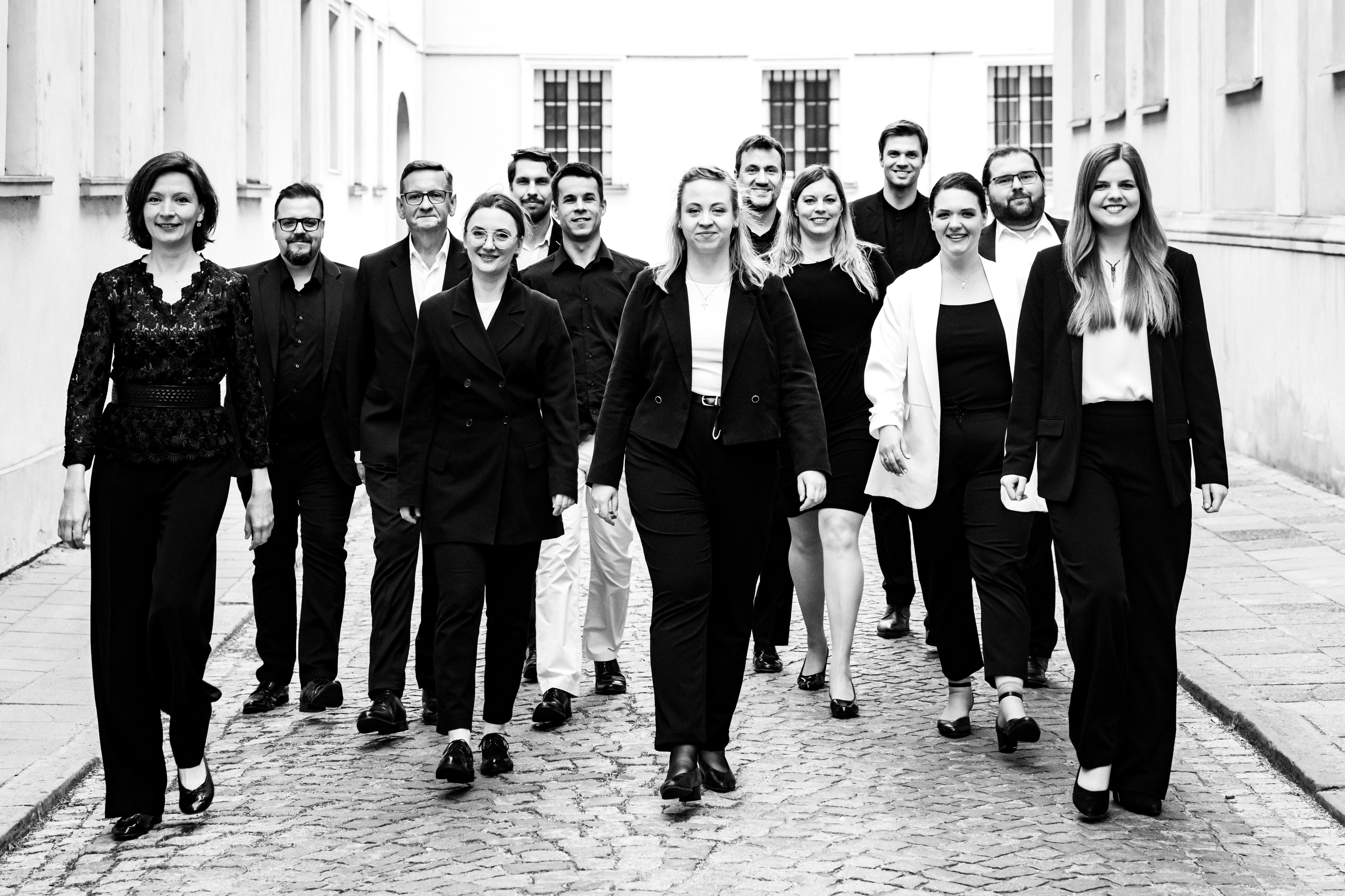 Zespół projektowy Polski Romantyzm Chóralny na dziedzińcu klasycystycznego budynku