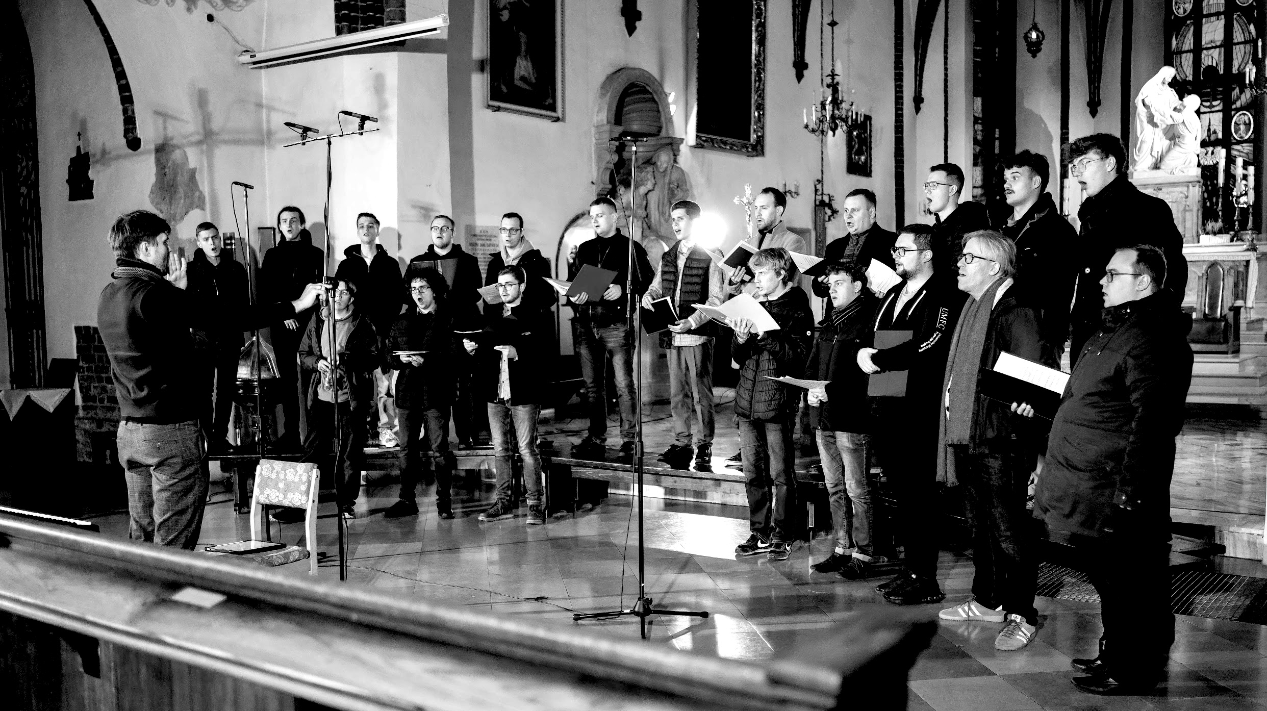 Zespół Wokalny UMFC podczas sesji nagraniowej w kościele